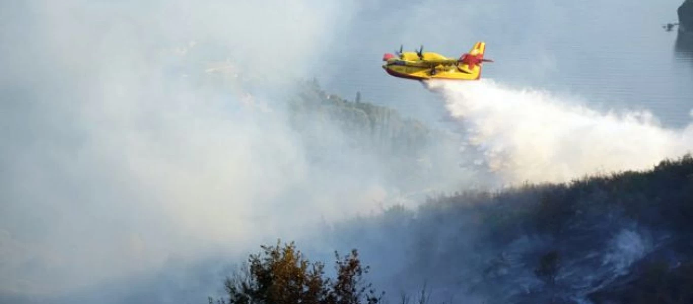 Μαίνεται η φωτιά στην Αχαΐα – Ισχυροί άνεμοι στην περιοχή